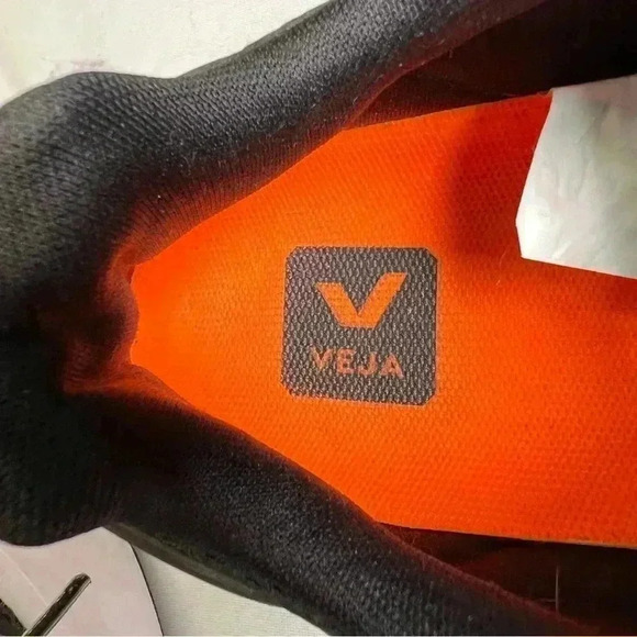 VEJA
WOMEN'S CONDOR 2 ALVEOMESH BLACK WHITE
$195.00 Sz 8 like new - Picture 10 of 12